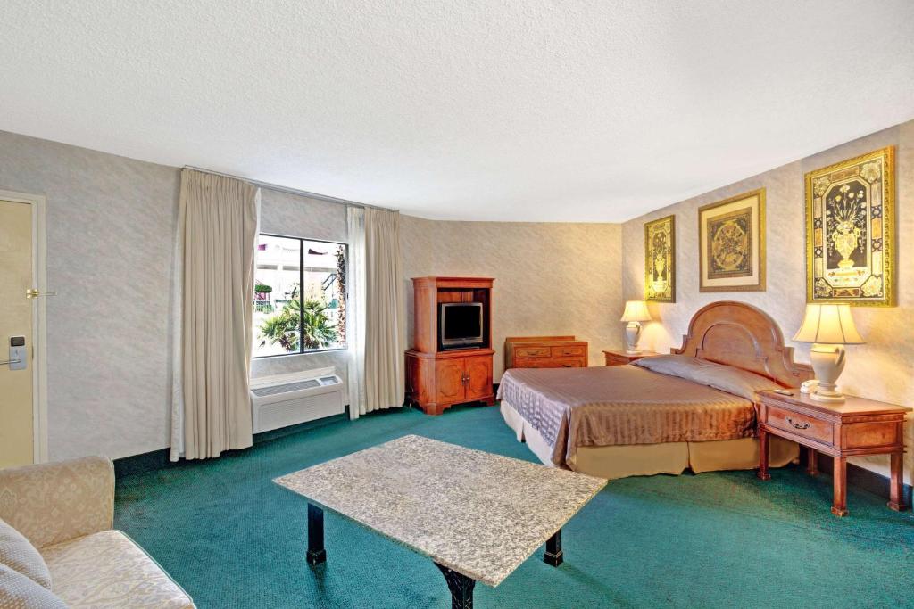 Travelodge by Wyndham Las Vegas image 7